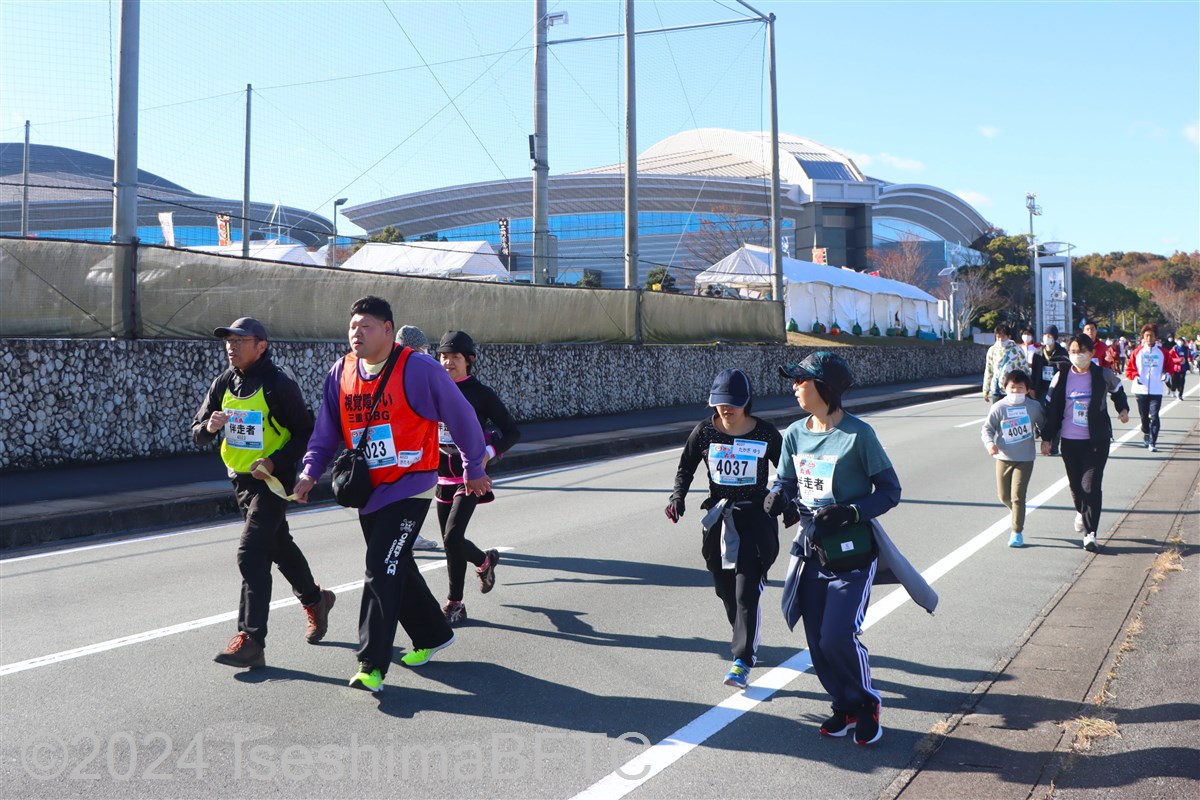 坂を下り終え、駐車場内コースへと向かう選手たち