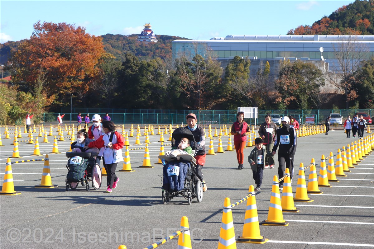 駐車場内のコースを走る選手たち
