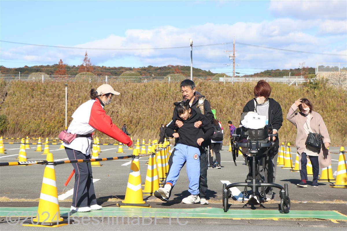 駐車場コース内の保護マットをまたぐ選手