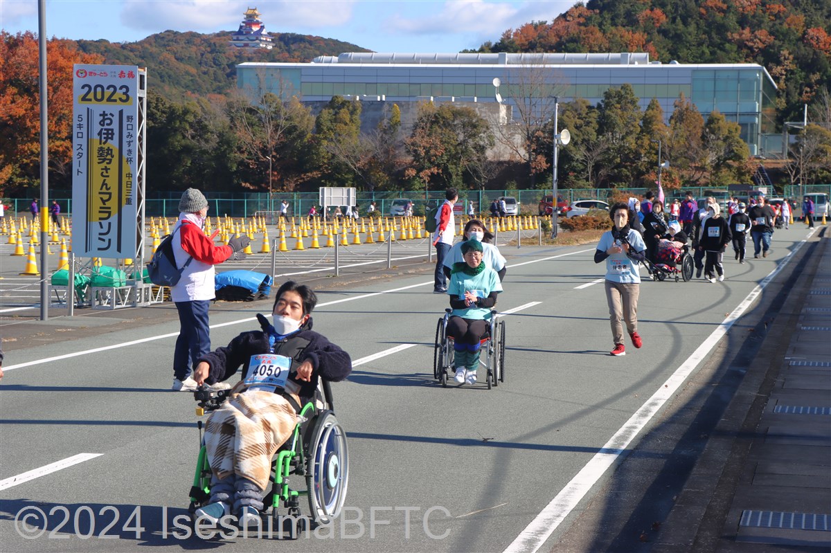 ゴールへ激走する選手たち