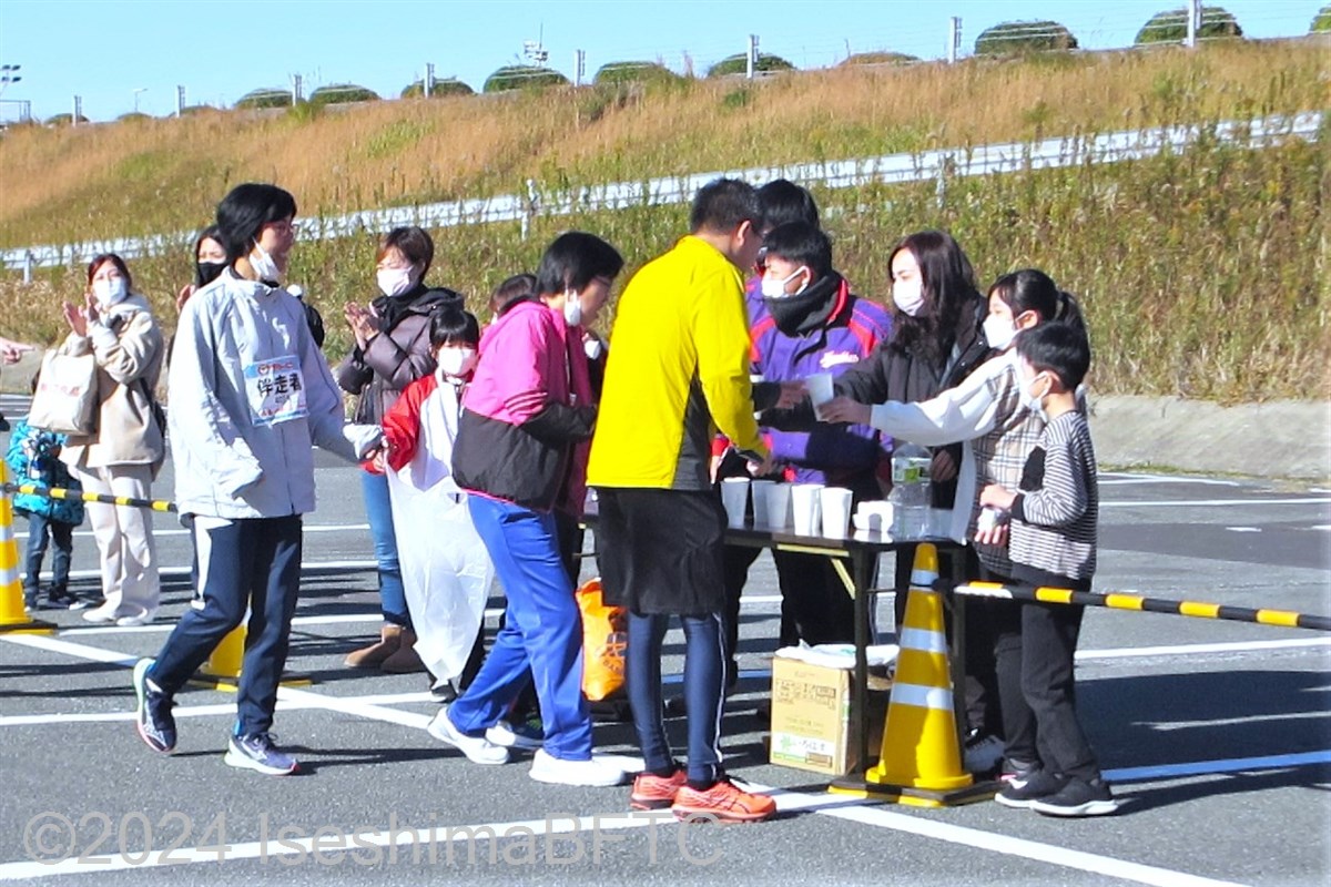 給水を受ける選手たち