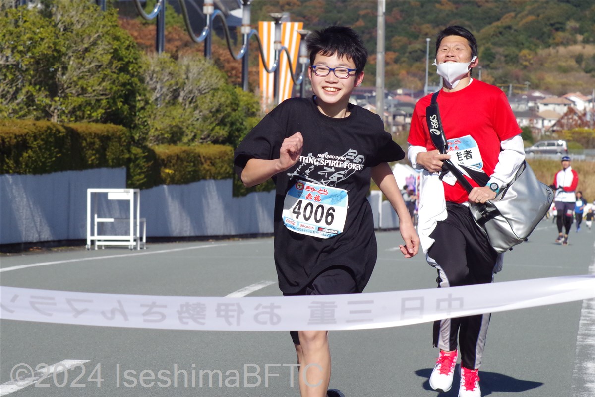 一人で走ってゴールテープを切る選手1