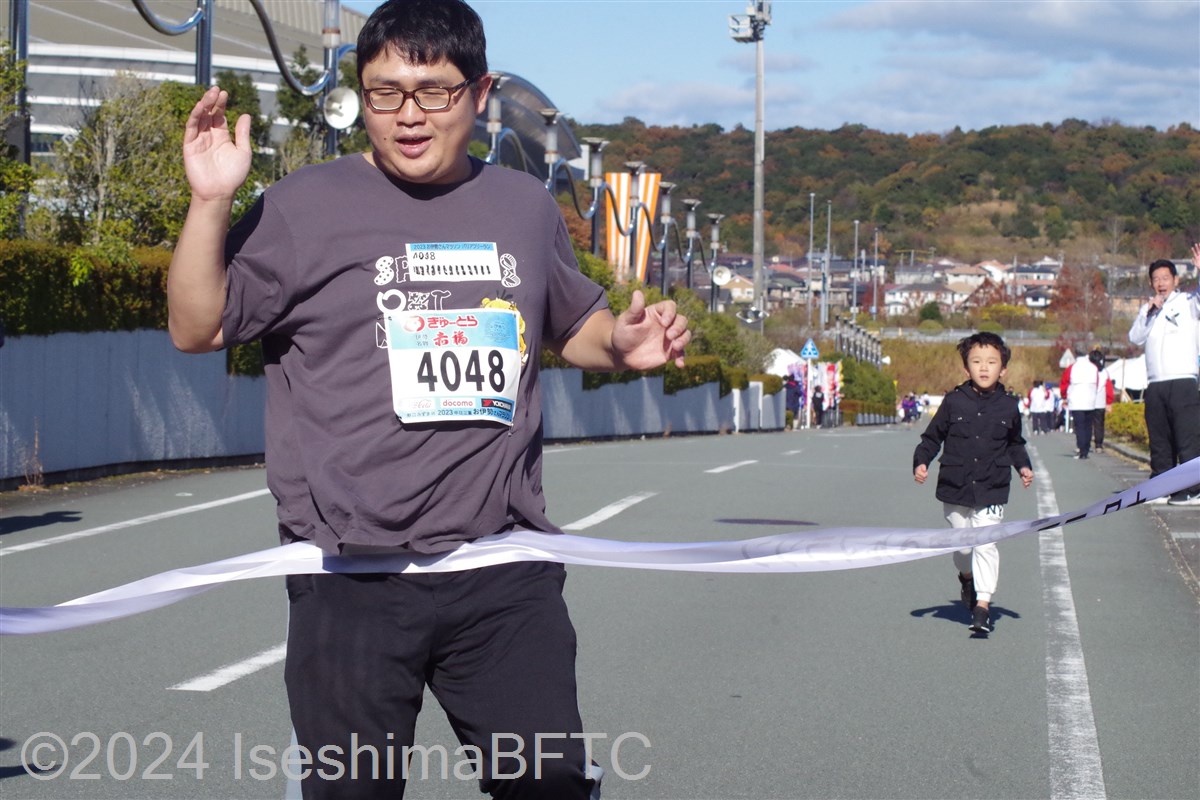 一人で走ってゴールテープを切る選手2