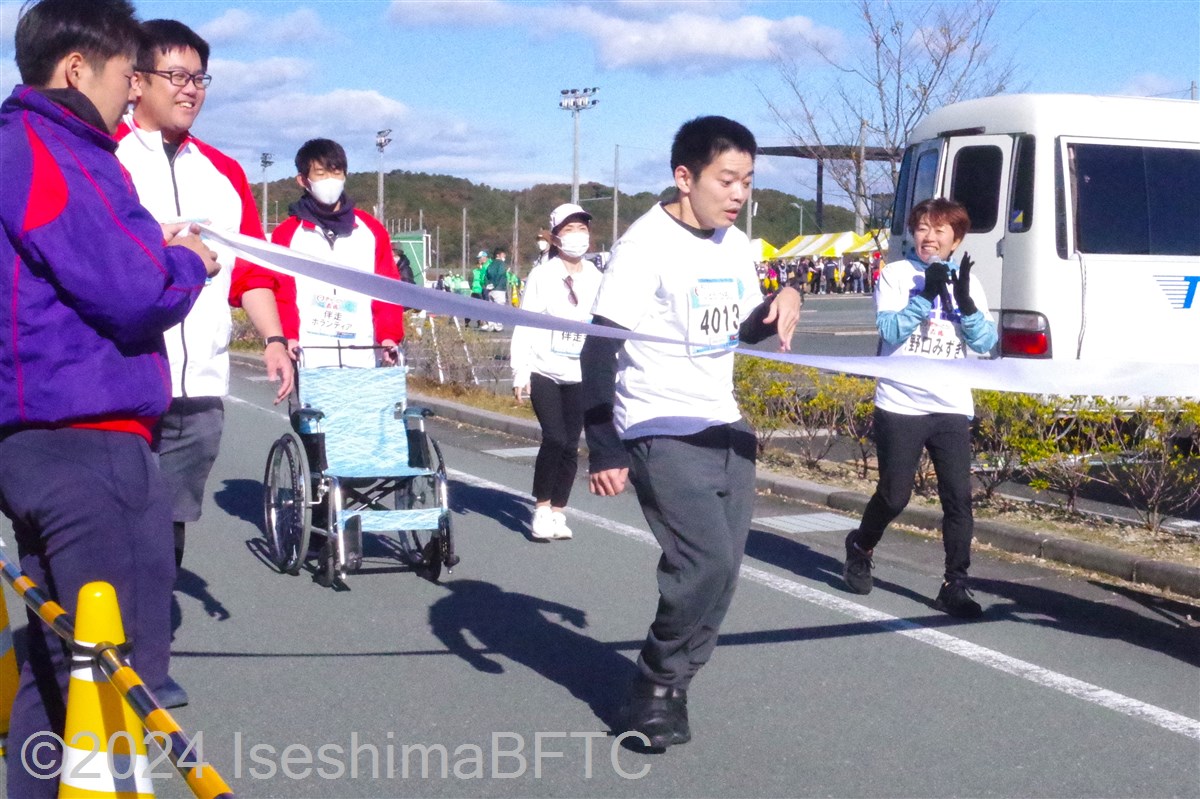 車いすから立ち上がり、自分で歩いてゴールテープを切る選手