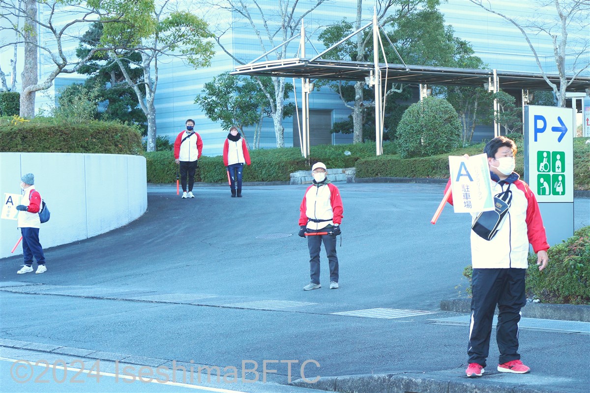 駐車場案内板を掲げているボランティア