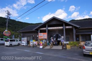 建物の外観。平屋の木製の建物が見える。