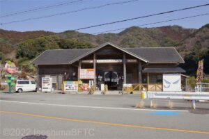 建物とその前にある駐車場のようす。駐車スペースは数台分のみ。