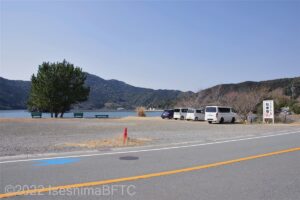 道路を隔てた向かい側にある駐車場のようす。こちらは舗装されていないが、かなり広い。