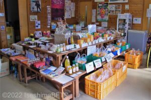 店内の物販コーナーのようす。木製の台にたくさんの商品が並んでいる。