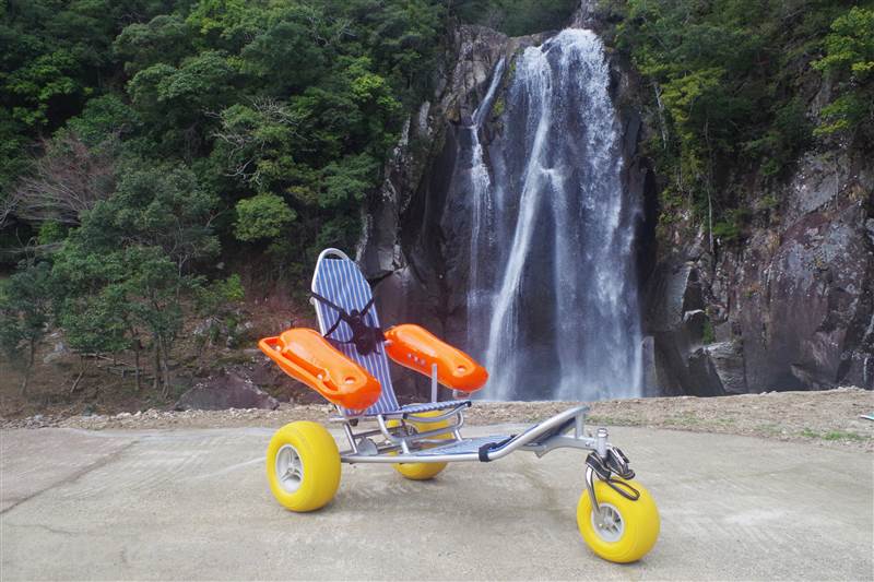 ビーチ用車いす「ビーチスター」