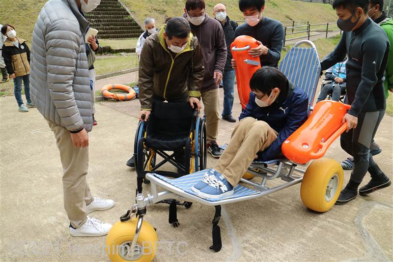 ビーチスターに移乗する車いす使用者