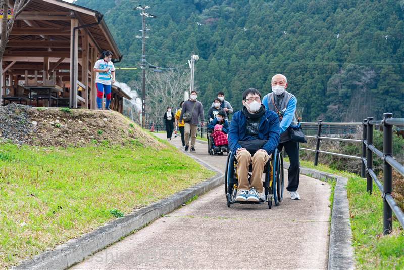 滝つぼへのスロープを下る車いす使用者