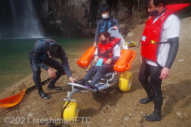 水際でビーチスターへ乗りかえる車いす使用者
