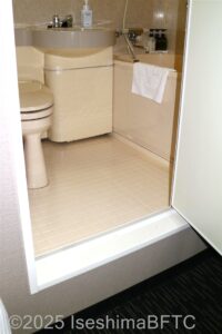 ツインルーム　ユニットバストイレ入口