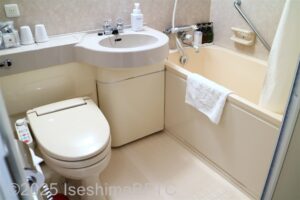 ツインルーム　ユニットバストイレのようす
