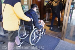 入口で車いすの方が入館しているようす。