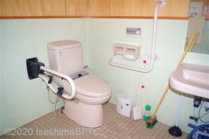 坂手島定期船待合所車いす対応トイレ　便器まわり