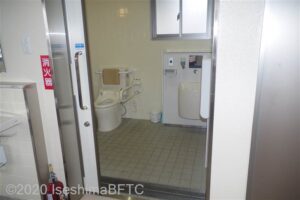 菅島定期船待合所　車いす対応トイレ入口