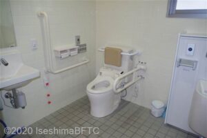 菅島定期船待合所　車いす対応トイレ内部