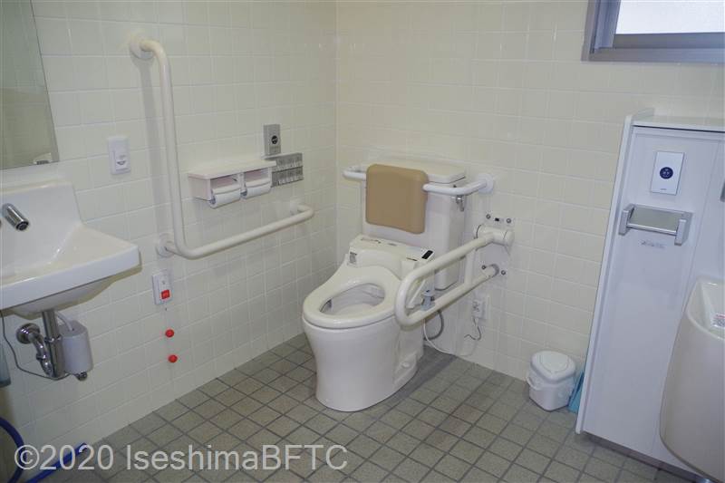 菅島定期船待合所　車いす対応トイレ内部