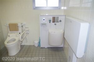 菅島定期船待合所車いす対応トイレ　オストメイトとベビーシート
