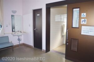 桃取定期船待合所　内部のようす