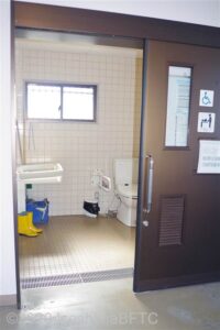 桃取定期船待合所車いす対応トイレ　入口