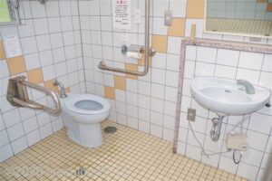 サンビーチ桃取車いす対応トイレ　便器まわり