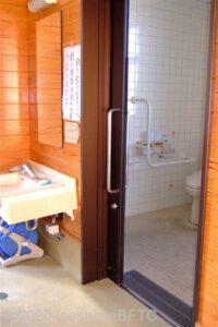 答志定期船待合所　車いす対応トイレ入口