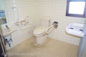 答志定期船待合所車いす対応トイレ内部