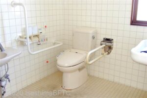 答志定期船待合所車いす対応トイレ　便器まわり