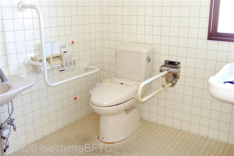 答志定期船待合所車いす対応トイレ　便器まわり