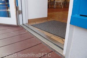 「青空テラス」への入口ドア下の段差のようす。段差は4.5センチある。