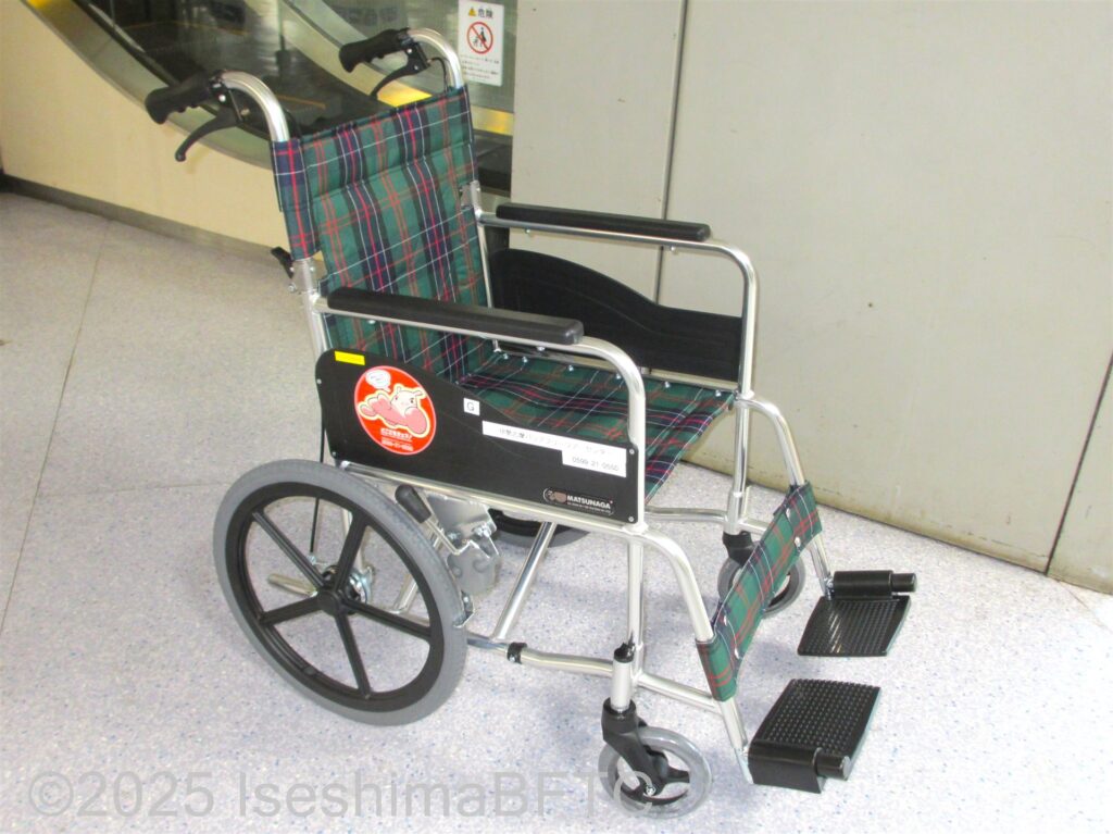 どこでもチェア　介助式車いす