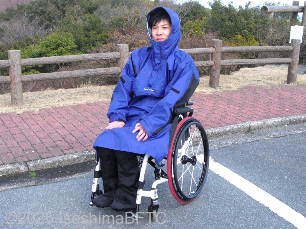 車いす用レインウェアを着たモデル