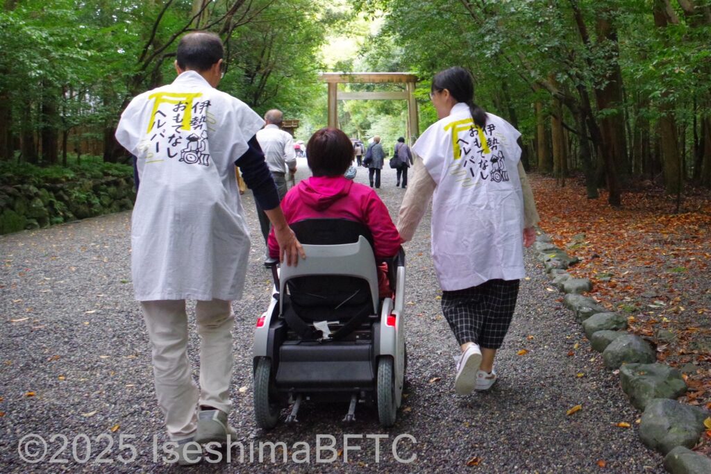 伊勢おもてなしヘルパーのスタッフと一緒に参拝する車いす利用者