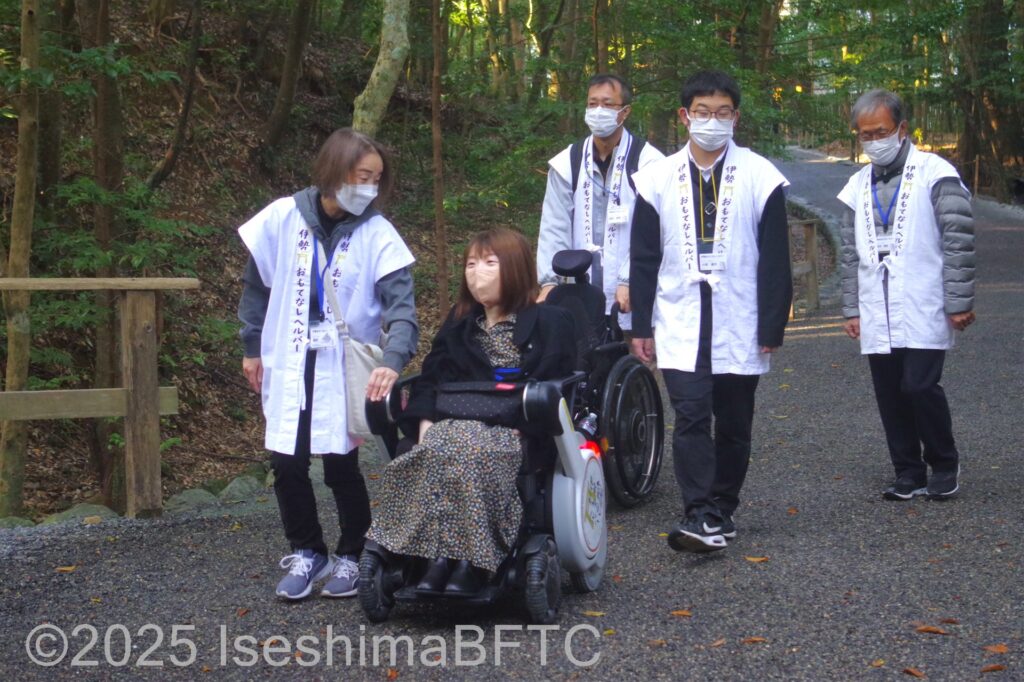 車いすの方と一緒に内宮をお参りする伊勢おもてなしヘルパー
