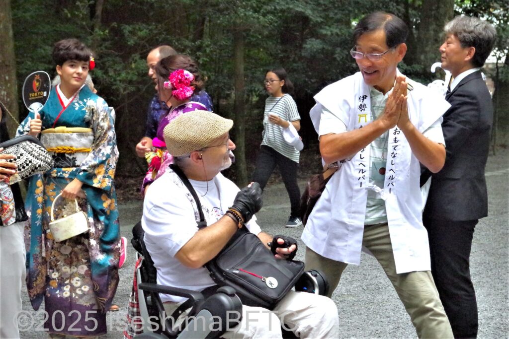 観光客にお参りの仕方を教える伊勢おもてなしヘルパーの人