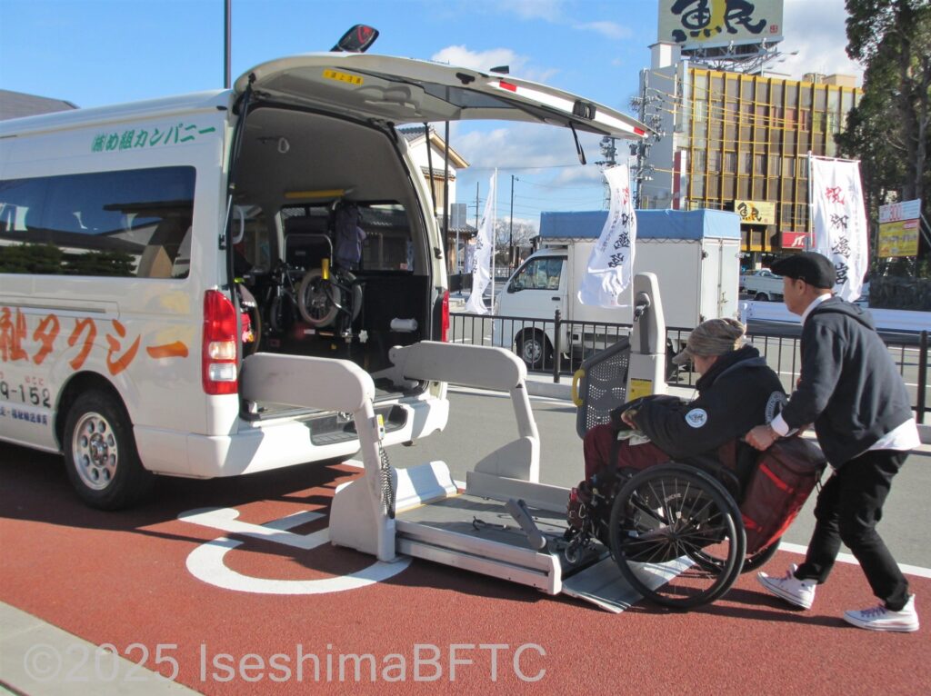 めぐみ福祉タクシー　後部リフトを使って乗り込む車いす使用者