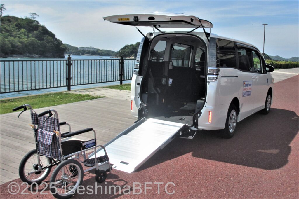 たかさご福祉タクシー　スロープでの車いすの乗降のようす