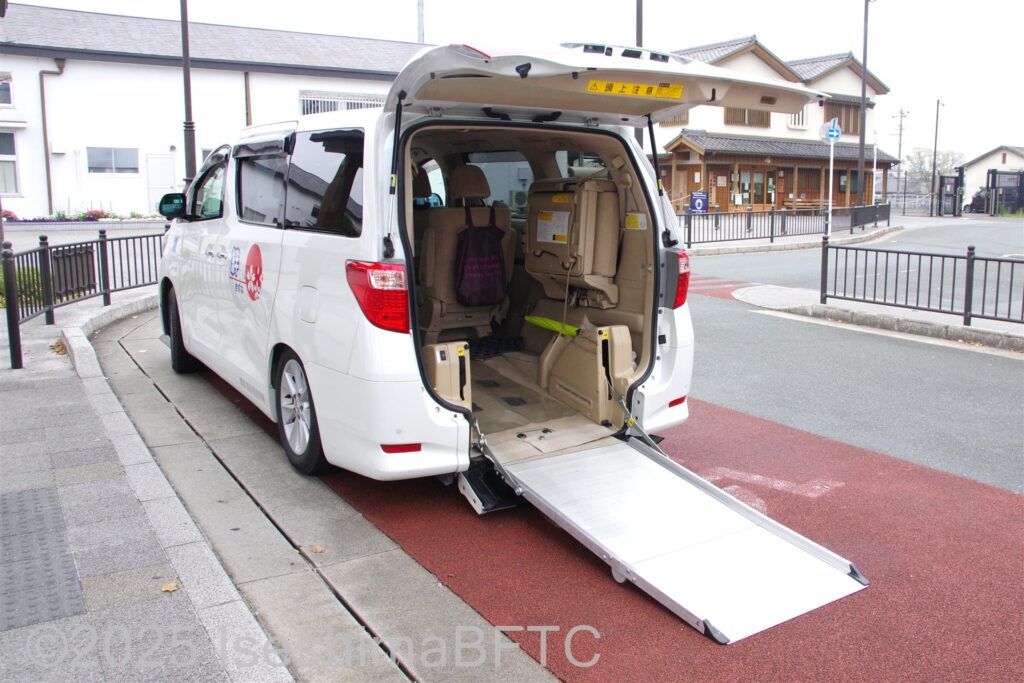 福祉タクシー　絆　スロープと車内のようす