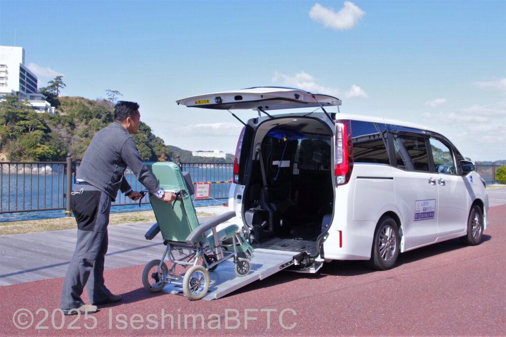 しおさい福祉タクシー　スロープでの車いす乗降のようす