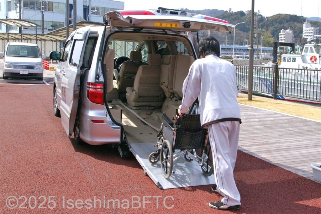 ふくぶん　車いす乗車のようす