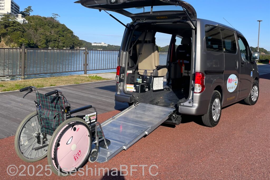 陣吉福祉タクシー　スロープでの車いす乗車のようす