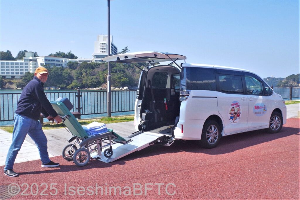 陣吉福祉タクシー　リクライニング車いすがスロープで乗車するようす