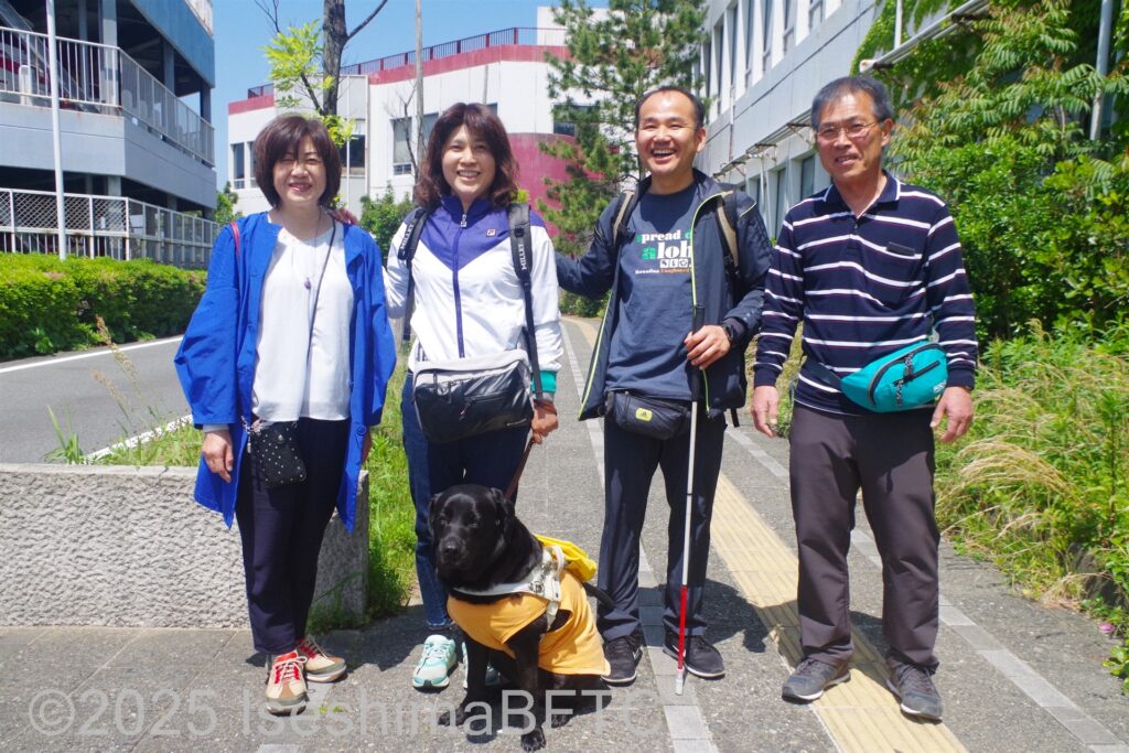 視覚障害のある方、盲導犬、サポートする人の集合写真
