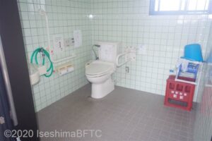 神島定期船待合所車いす対応トイレ　内部