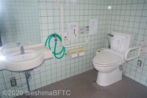 神島定期船待合所車いす対応トイレ　便器まわり