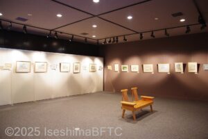 研究収蔵棟 特別展示室。この日は四方の壁に、額に入った絵画がたくさん飾られていた。