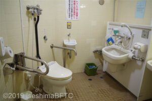 伊勢市福祉健康センター1階車いす対応トイレ　便器とオストメイト